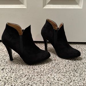 Black suede Bella Marie Booties EUC